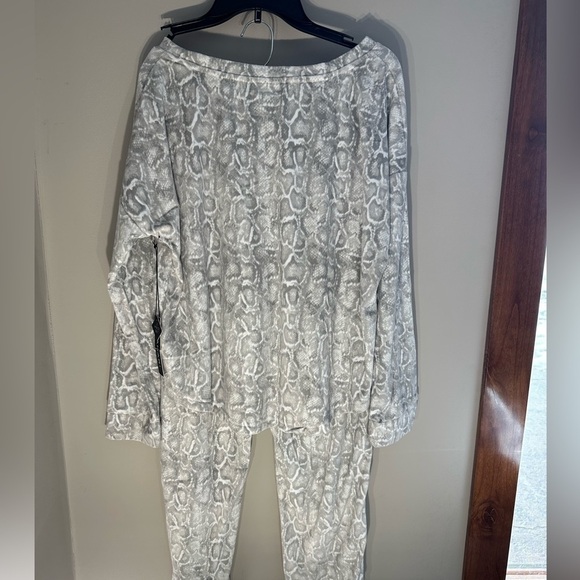 22. NWT TAHARI ANIMAL SOFT LOUNGE SET TOP IS SIZE MEDIUM AND BOTTOMS ARE LARGE - Picture 7 of 9